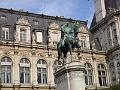 Hotel de Ville statue